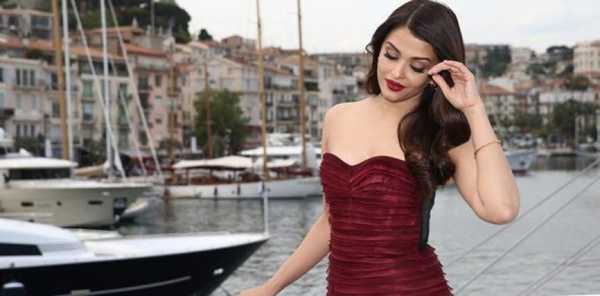 Cannes 2015: Aishwarya Rai Bachchan Walks The Red Carpet