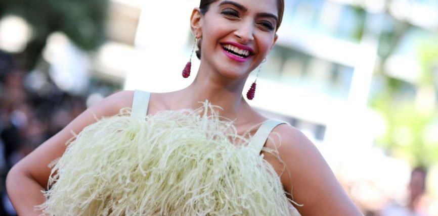 Cannes Film Festival 2015: Sonam Kapoor Shines In A Mediocre Dress At Red Carpet